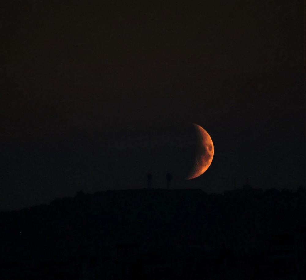 Skywatcher Captures Magnificent Moonset from Eiffel Tower
